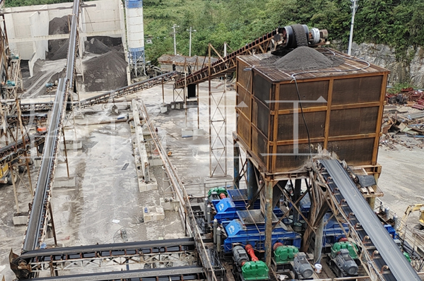 四臺華盛銘對輥制砂機 砂石生產線配備四臺對輥制砂機